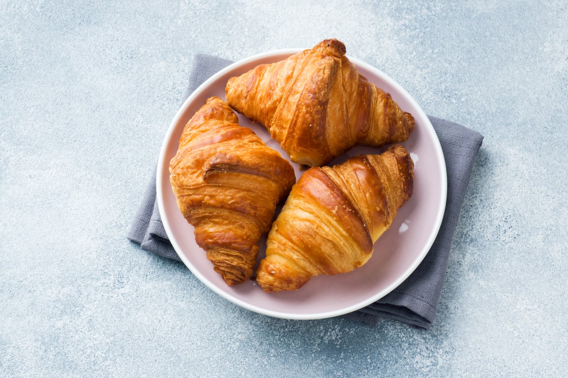 Petit-déjeuner,Croissants,Sur,Une,Assiette,Et,Une,Tasse,De,Café