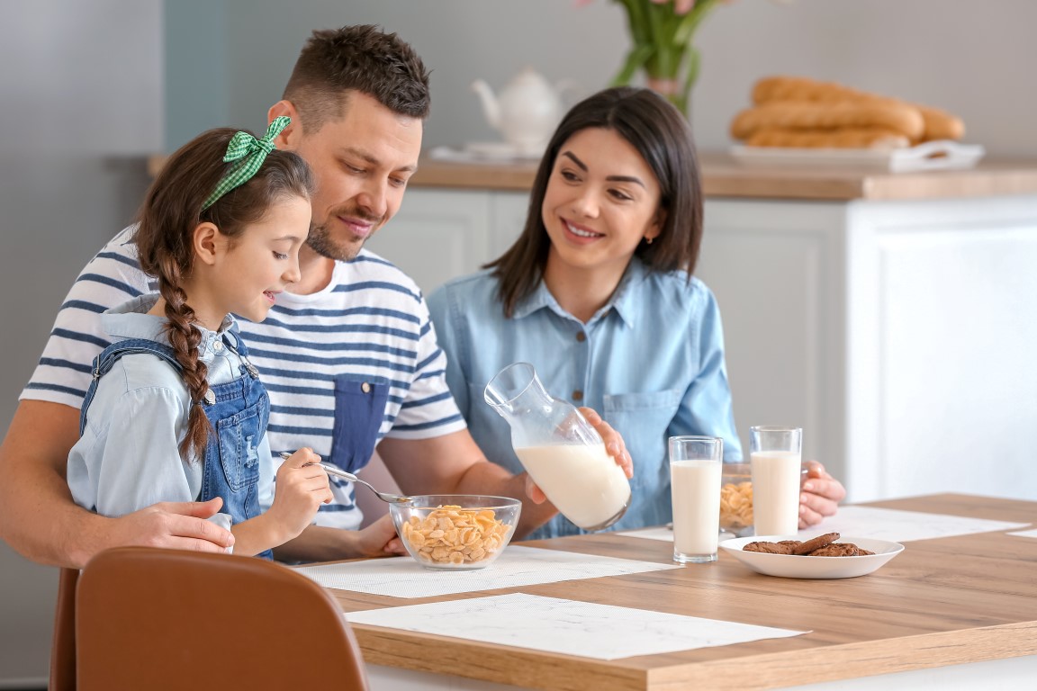 Marchés Rééquilibrer le profil nutritionnel Enrichissement en fibres Famille Boire du lait pendant le petit-déjeuner à la maison