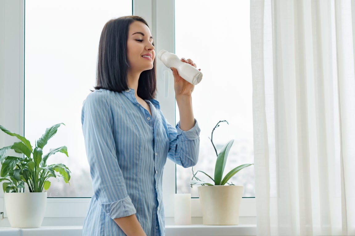 Matin,Portrait,De,Jeune,Souriant,Femme,Boire,Lait,Boisson,Yaourt